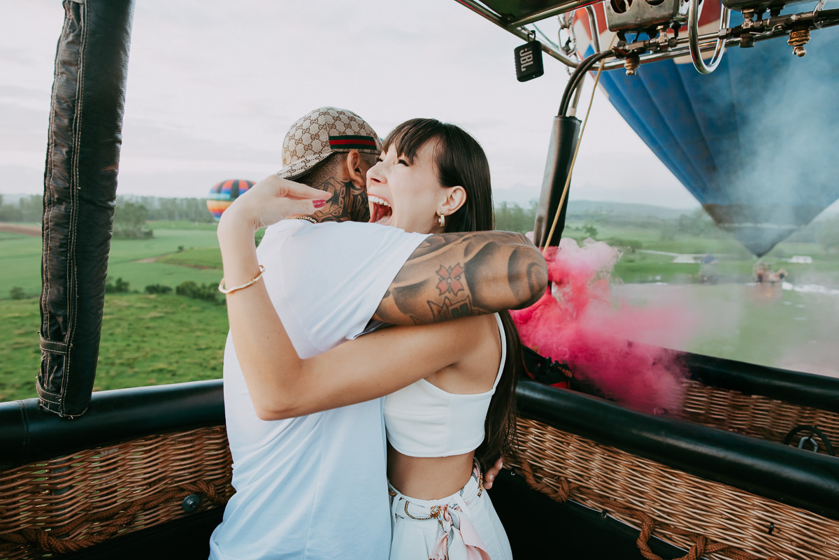 casal feliz ao descobrir que é uma menina , ensaio revelação, cha revelação no voo de balão de ar quente , fotógrafos em praia grande SC 