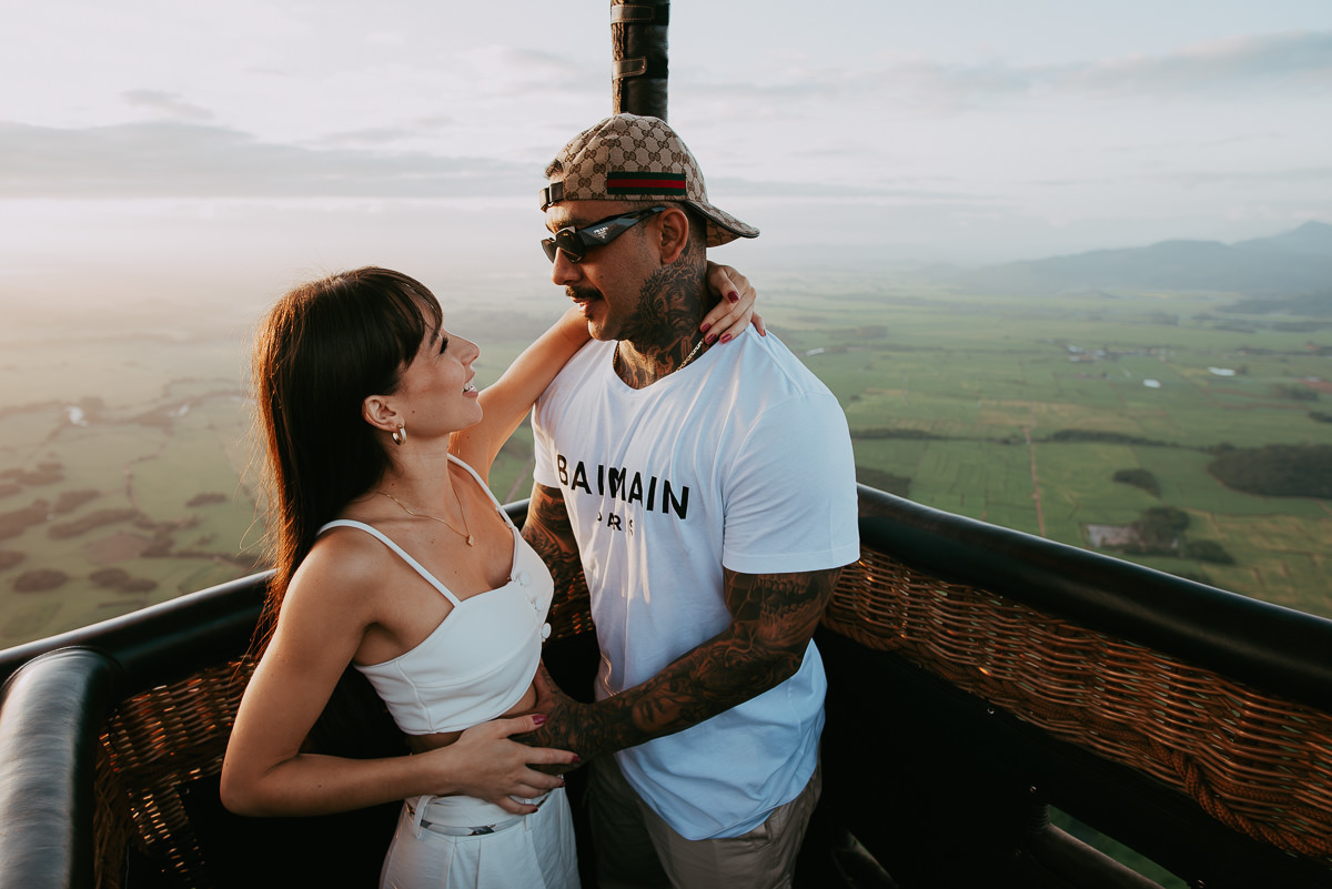 ensaio casal , fotos de casal voando em um balão