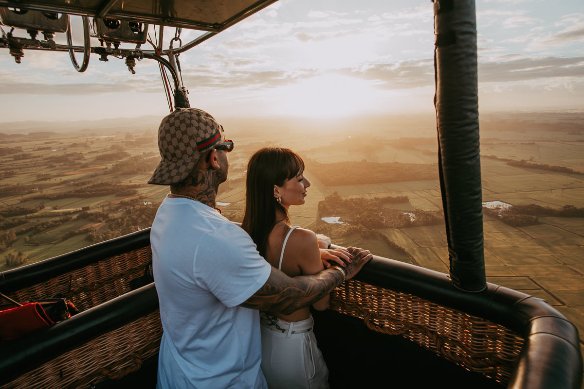 passeio de balão em praia grande SC, canyons e peraus, parceira da morada dos canyons , casal sobrevoando os céus com a vista para os canyons , ao nascer do sol