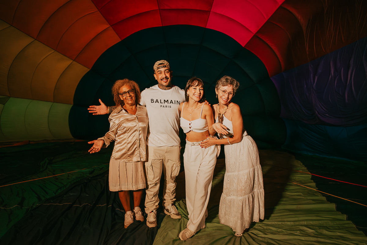 chá revelação em um balão , família esperando no chá revelação, foto de família dentro do balão de ar quente 