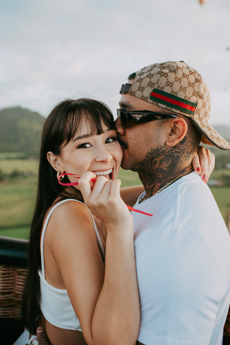 casal feliz voando de balão