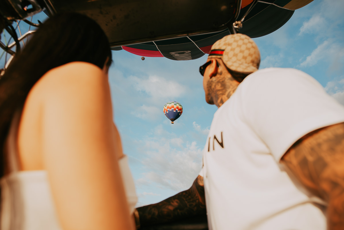voo de balão, casal realizando ensaio fotográfico durante passeio de balão 
