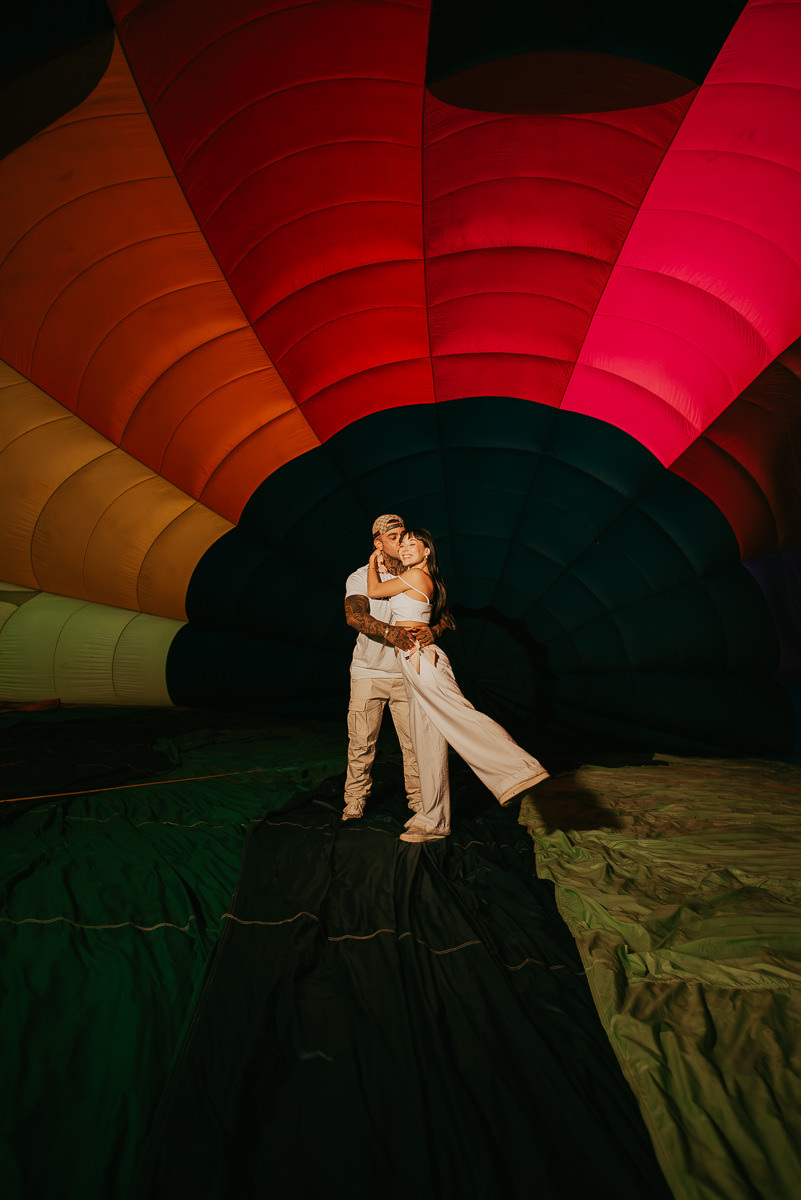ensaio revelação do sexo do bebe , na decolagem dos baloes, casal dentro de balão de ar quente em praia grande SC, com a agencia canyons e peraus 