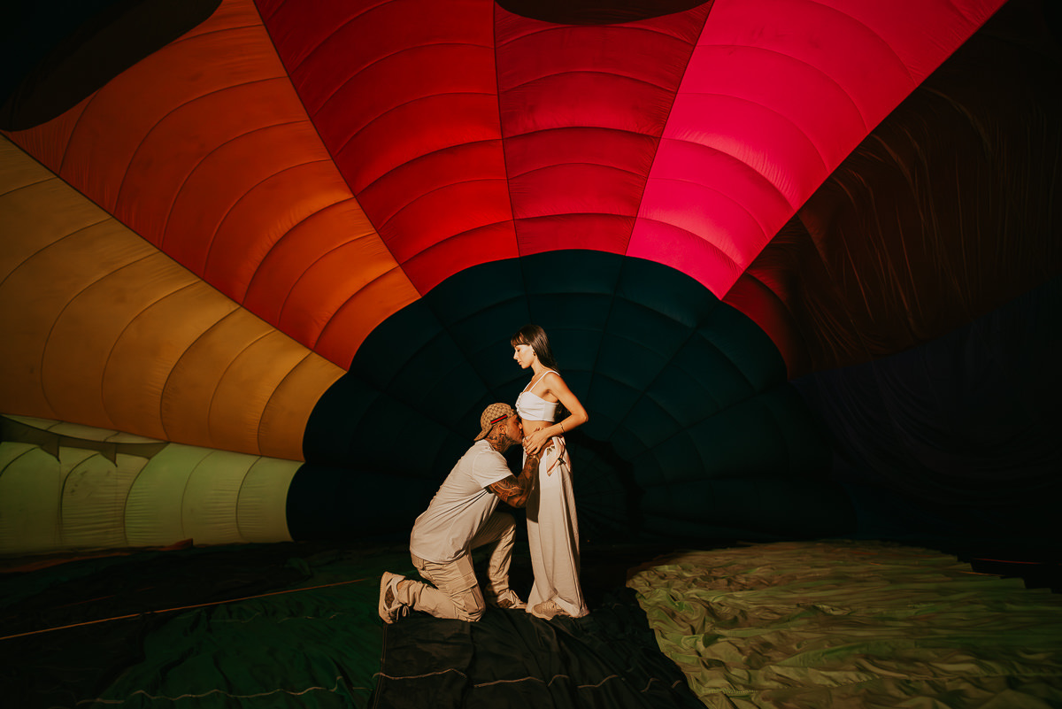 casal dentro do balão , na decolagem em praia grande SC, balão inflando , ensaio gestante, ensaio revelação do sexo do bebe