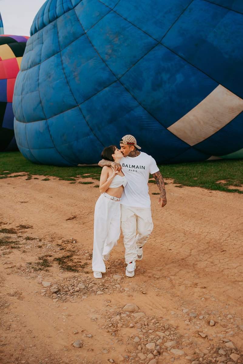 casal caminhando pela decolagem de balões em praia grande SC , ao amanhecer, ansiosos para voar no balão e viver este sonho