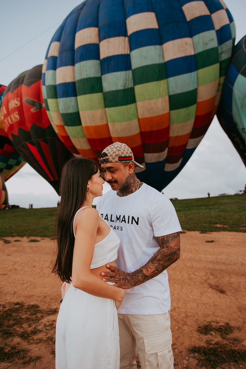 ensaio gestante , casal se olhando , e abraçando a barriga, decolagem de balão, praia grande SC , canyons e peraus , balões inflando 
