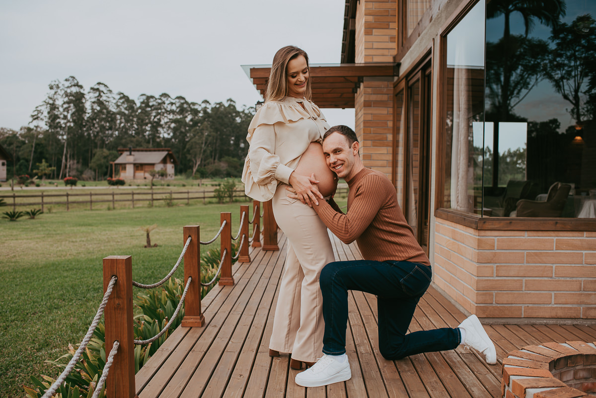 O ensaio gestante na pousada Mirador da Montanha, Praia Grande SC, é pensado para casais que querem fotos verdadeiras e sem poses forçadas.