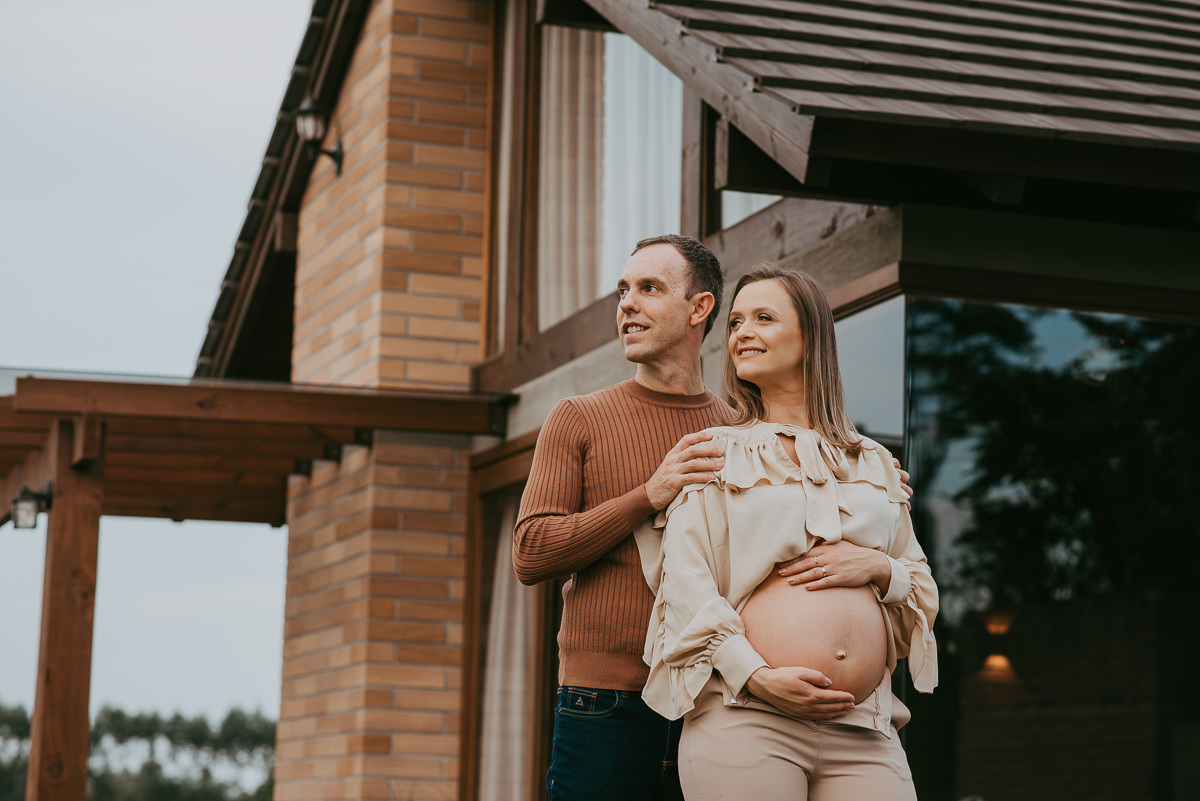 Para registrar a espera pelo Caio, escolhemos a pousada Mirador da Montanha em Praia Grande SC, onde nosso ensaio gestante ganhou vida com emoção e naturalidade.