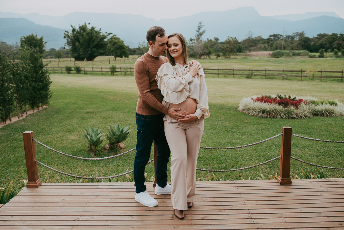 A pousada Mirador da Montanha em Praia Grande SC é cenário ideal para ensaio gestante com fotos que mostram a essência do casal e da maternidade.
