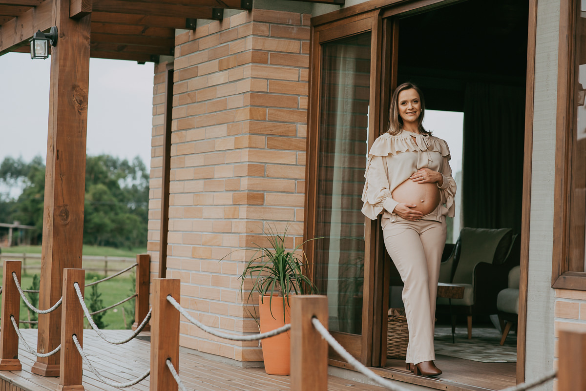 Cada ensaio gestante que realizamos na pousada Mirador da Montanha, Praia Grande SC, é único e busca contar uma história de amor e expectativa.