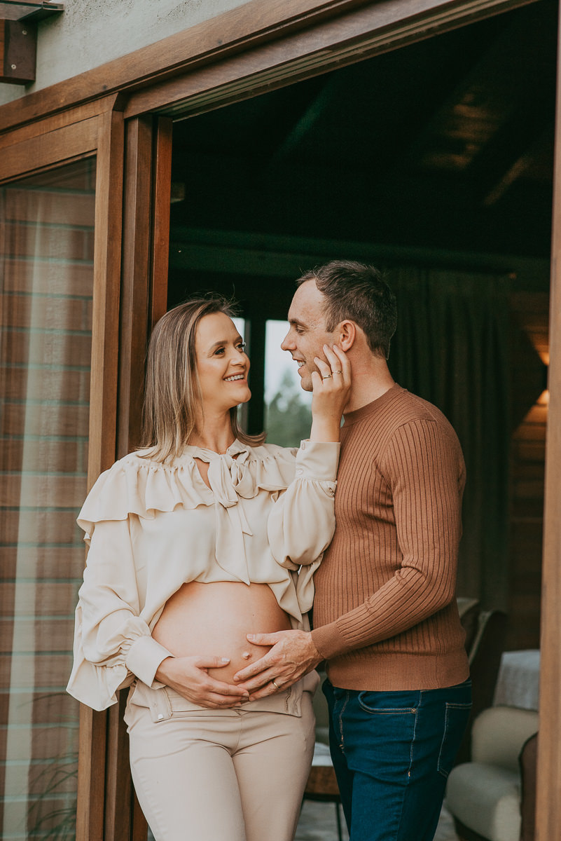 Nosso ensaio gestante em Praia Grande SC na pousada Mirador da Montanha tem como foco registrar com verdade cada sorriso, olhar e abraço.