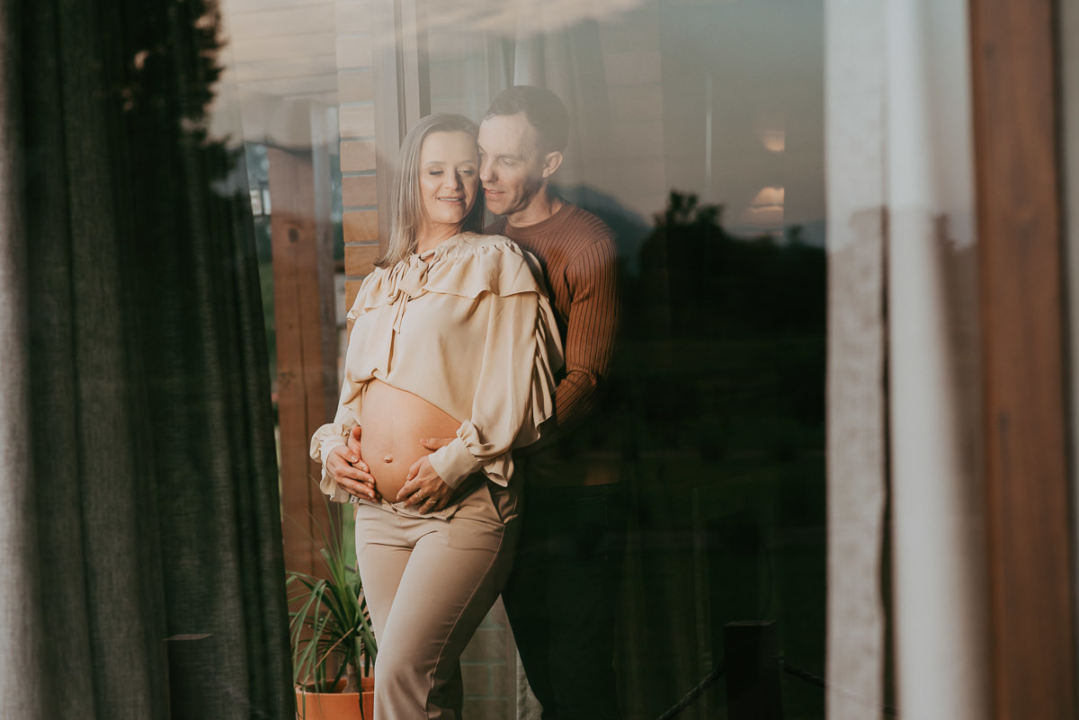 Fotografar o ensaio gestante na pousada Mirador da Montanha em Praia Grande SC é oferecer um momento de conexão e tranquilidade para o casal.