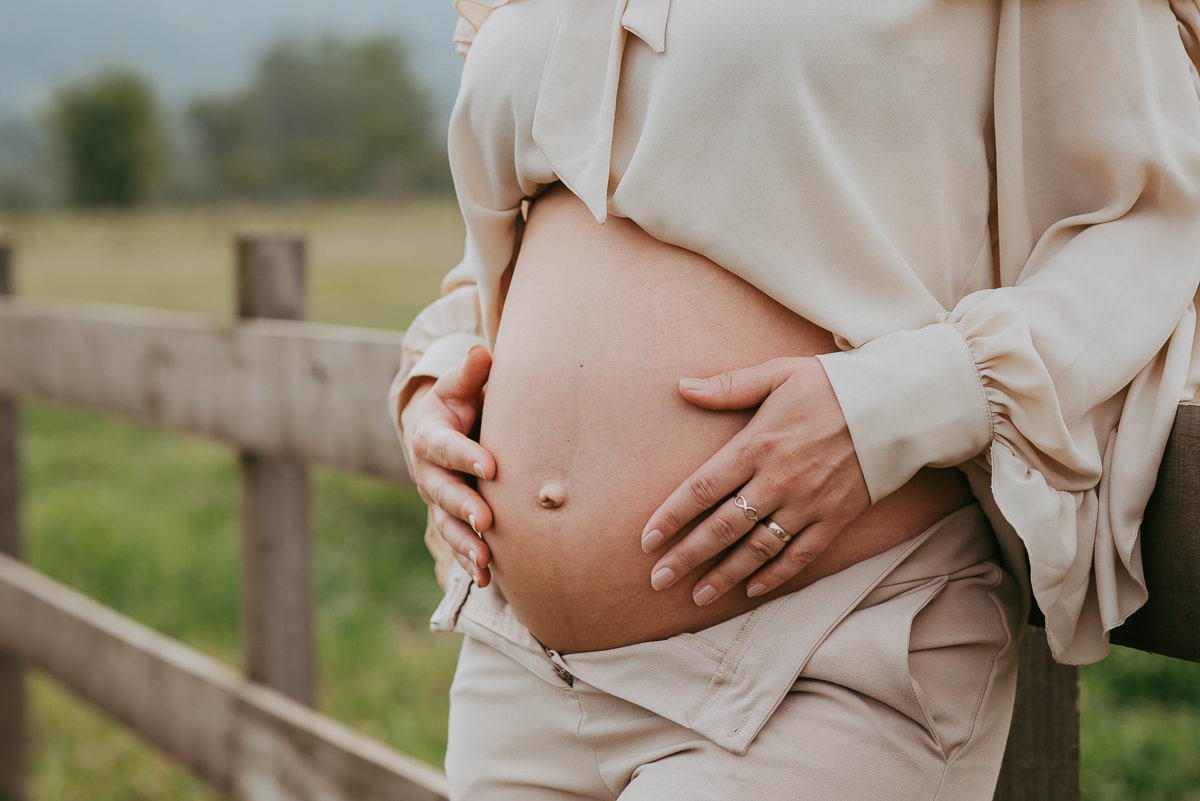 Nosso ensaio gestante em Praia Grande SC acontece em locações especiais, como a pousada Mirador da Montanha, garantindo conforto e fotos naturais.