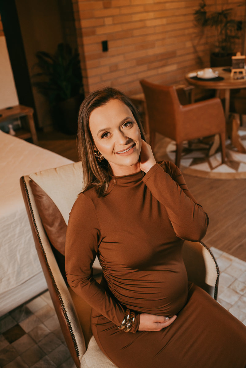 Em Praia Grande SC, nosso ensaio gestante na pousada Mirador da Montanha valoriza a naturalidade e a emoção de cada momento vivido.