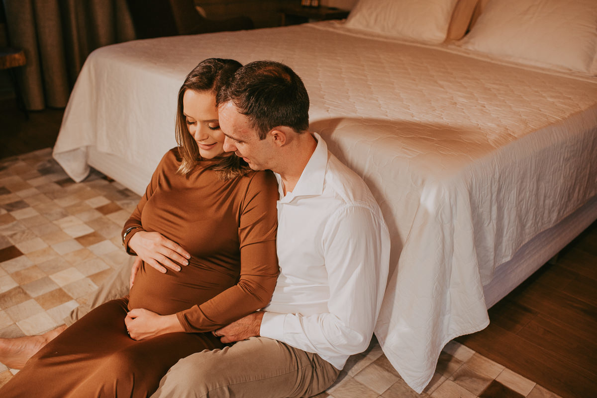 Na pousada Mirador da Montanha, Praia Grande SC, realizamos ensaio gestante que une conforto, luz natural e o carinho do casal.