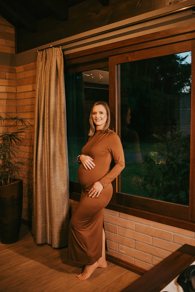 Praia Grande SC é o endereço do nosso ensaio gestante com o cenário acolhedor da pousada Mirador da Montanha, perfeito para fotos cheias de afeto.