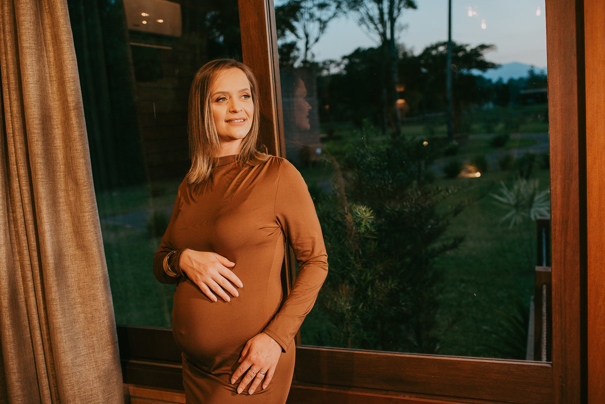O ensaio gestante na pousada Mirador da Montanha, em Praia Grande SC, é feito para eternizar a espera com imagens verdadeiras e espontâneas.

