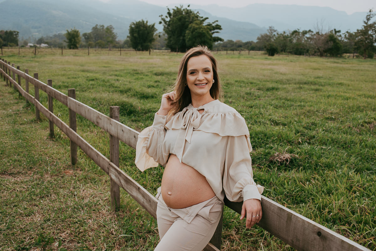 A fotografia do ensaio gestante na pousada Mirador da Montanha é feita com foco na conexão do casal, capturando emoções verdadeiras em Praia Grande SC.