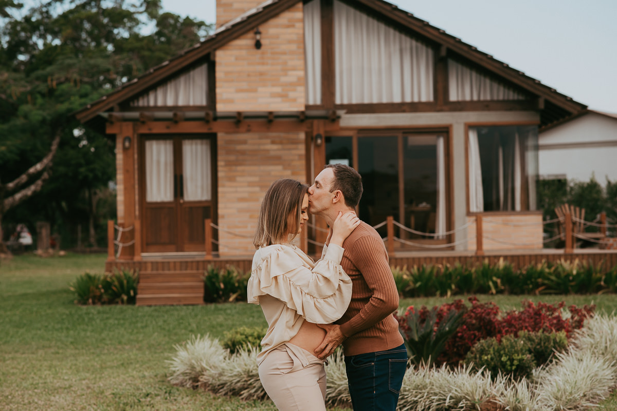 Realizamos ensaio gestante em Praia Grande SC que valoriza a beleza do momento, em ambientes acolhedores como a pousada Mirador da Montanha.