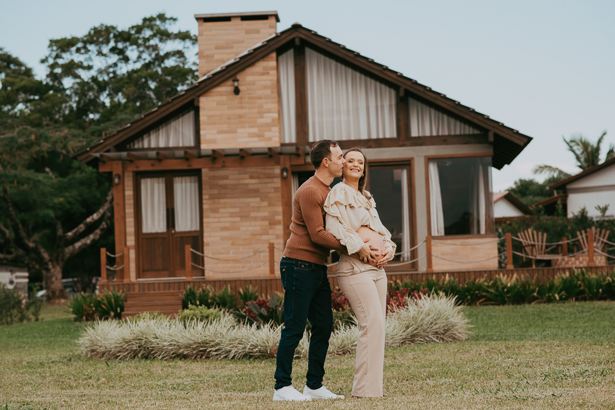 Ensaio gestante em pousada é uma das nossas especialidades, e a Mirador da Montanha em Praia Grande SC oferece o cenário perfeito para isso.

