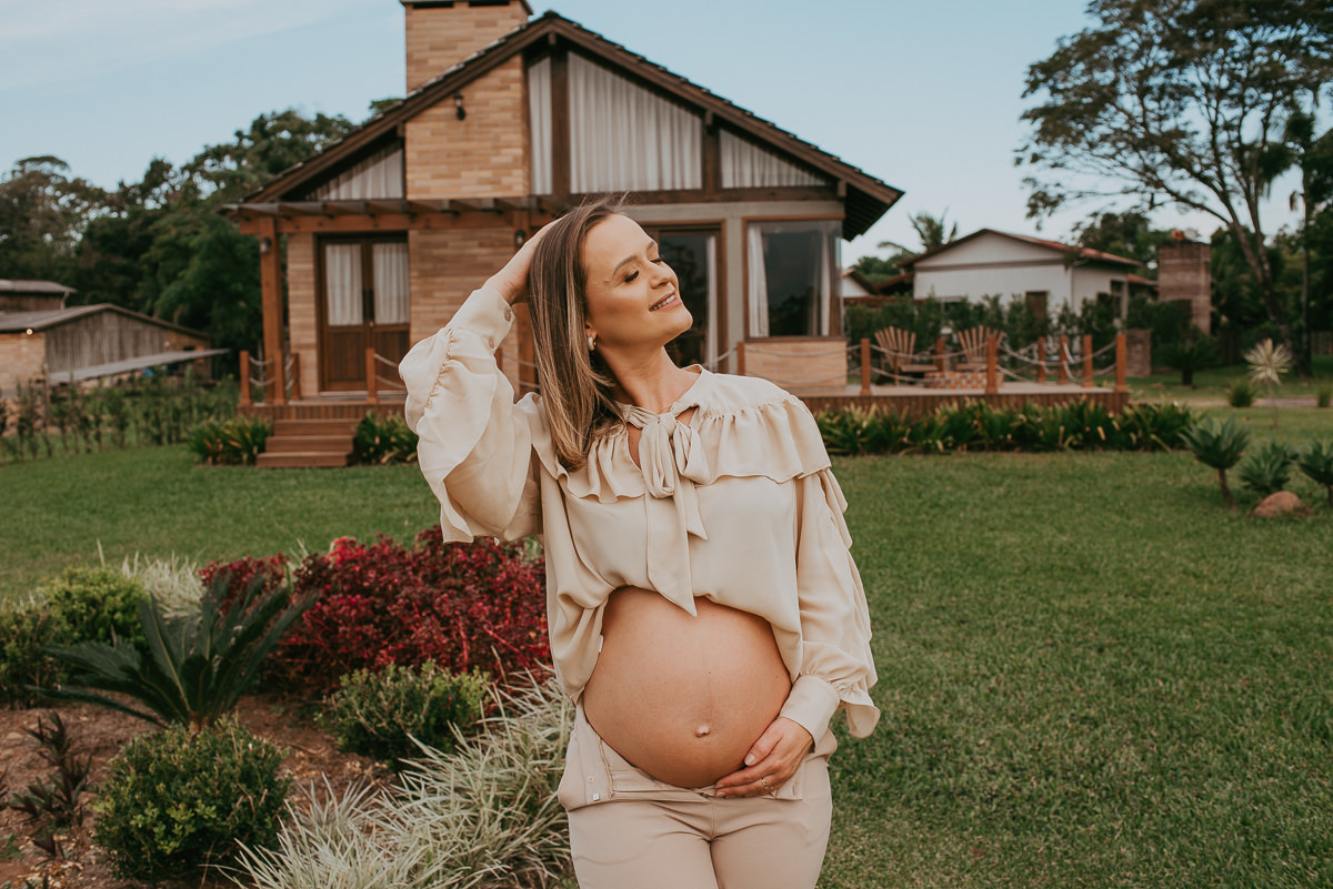 Em nosso ensaio gestante na Pousada Mirador da Montanha, Praia Grande SC, buscamos sempre registrar com naturalidade e muito afeto cada instante.