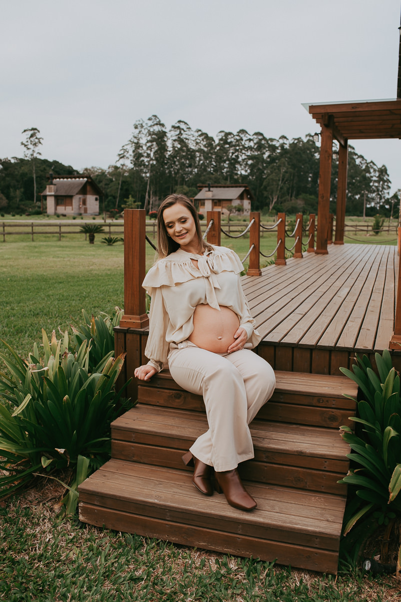 O ensaio gestante em Praia Grande SC ganha um toque especial com a luz e o clima da Pousada Mirador da Montanha, ideal para fotos afetivas.