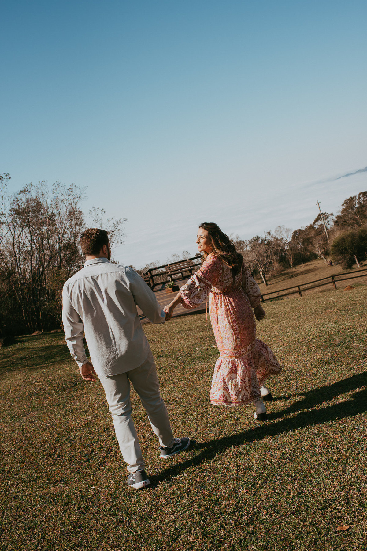 Fotografia gestante com clima de viagem romântica.