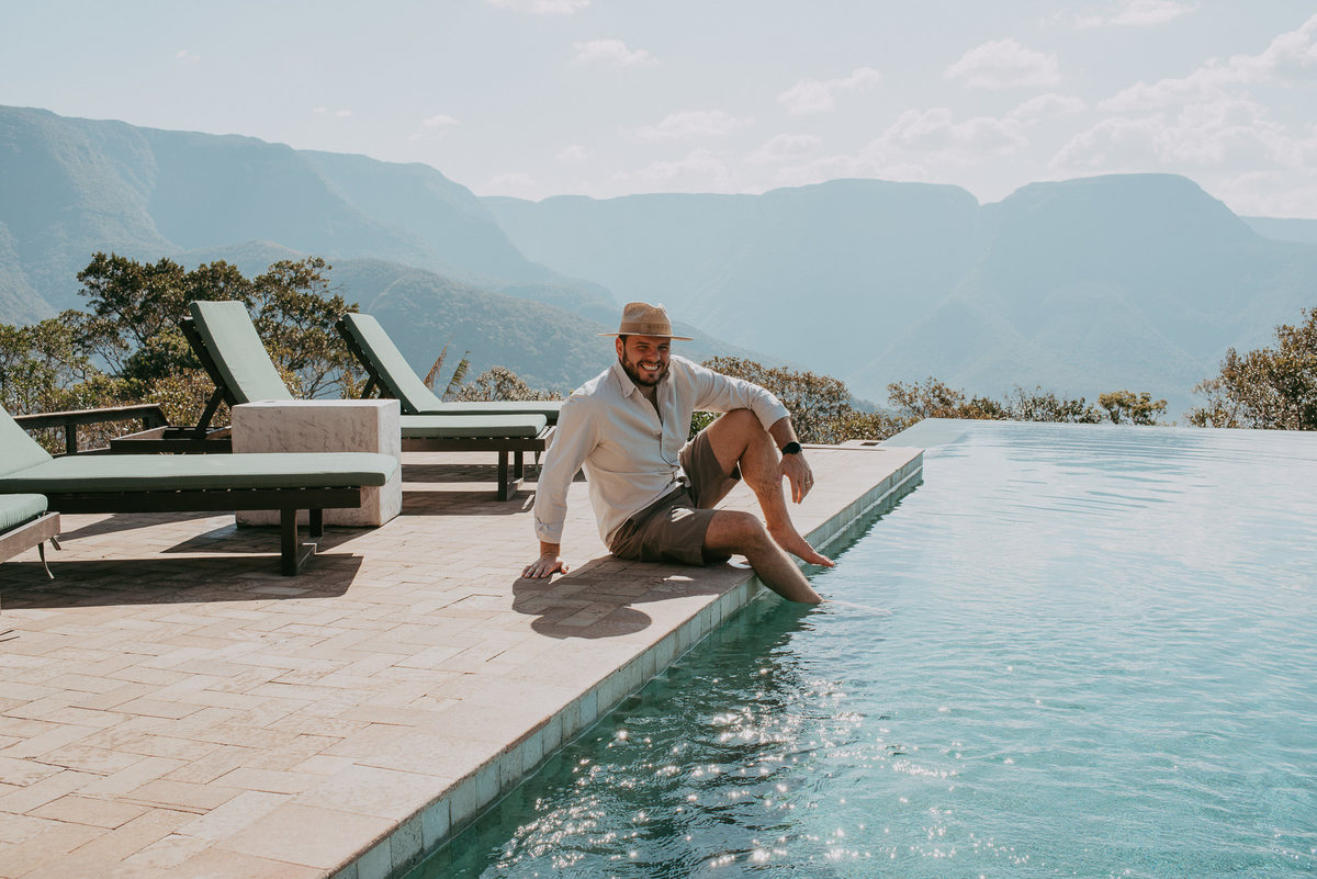 O ensaio da Rafa e do Felipe com vista panorâmica da Morada dos Canyons.

