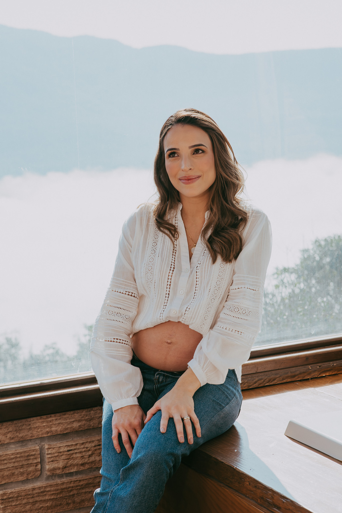 Ensaio gestante com mar de nuvens e luz suave na Morada dos Canyons