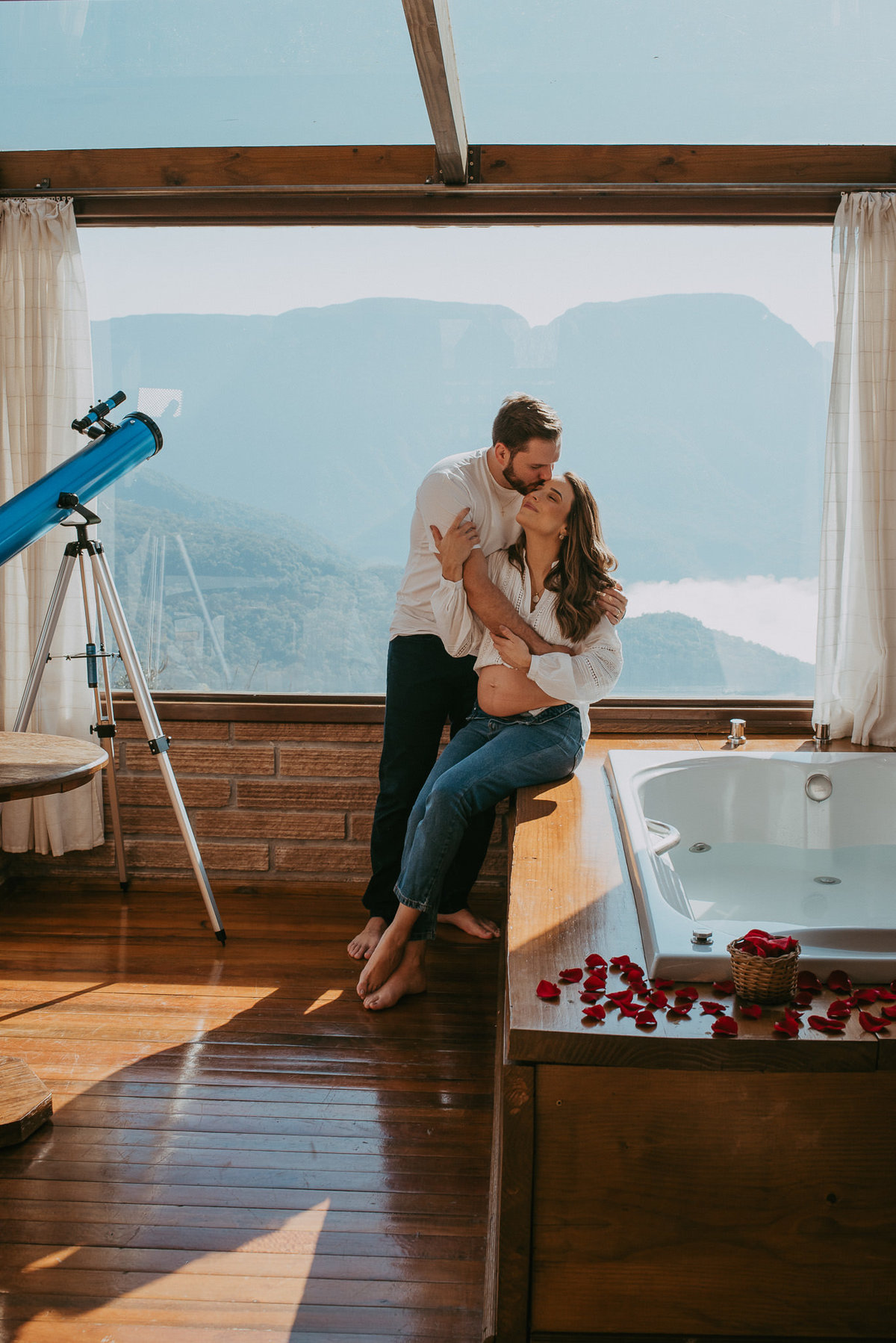 Uma nova vida começa a ser contada em fotos no alto da serra.

