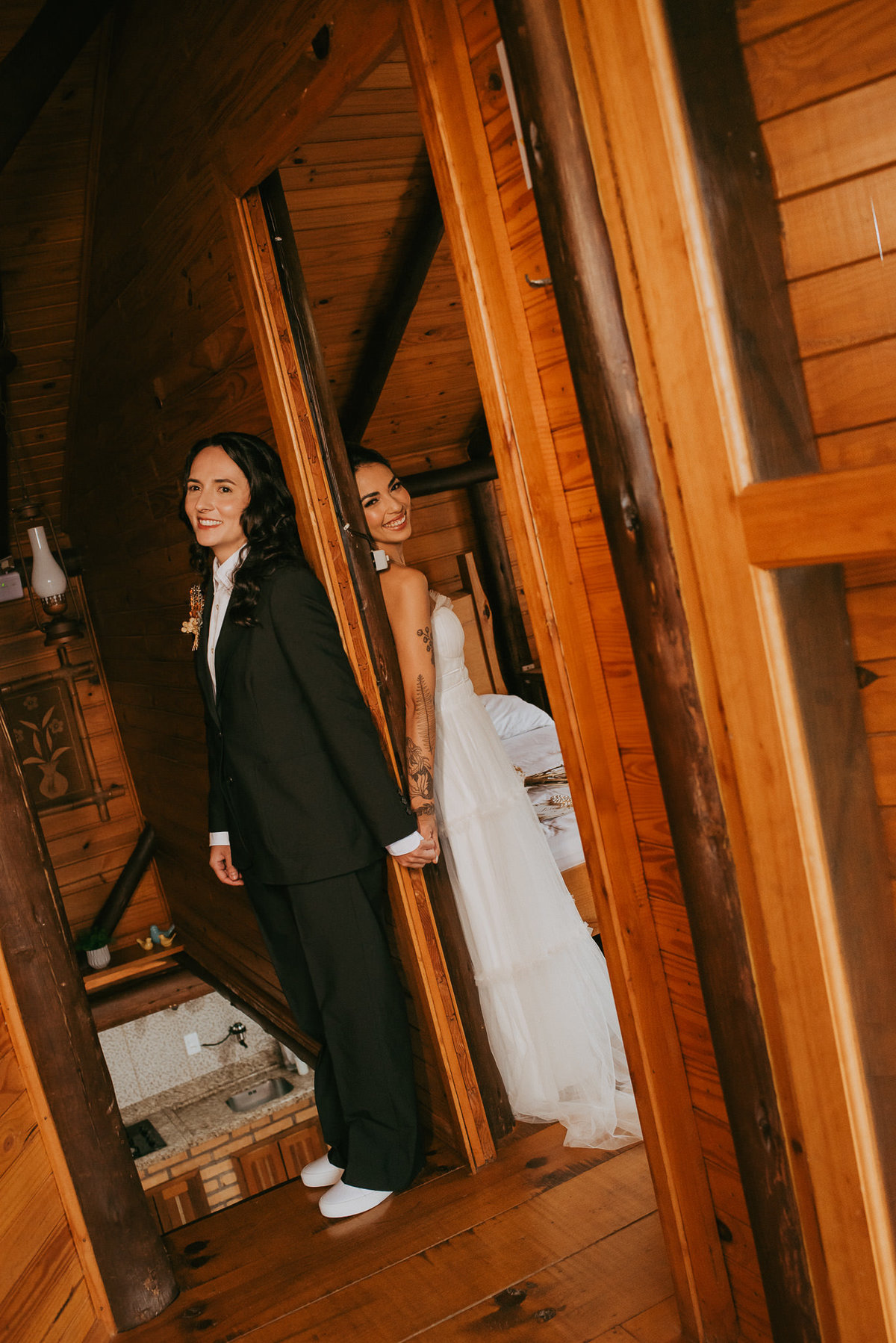 Noivas se preparando com amor e delicadeza.

