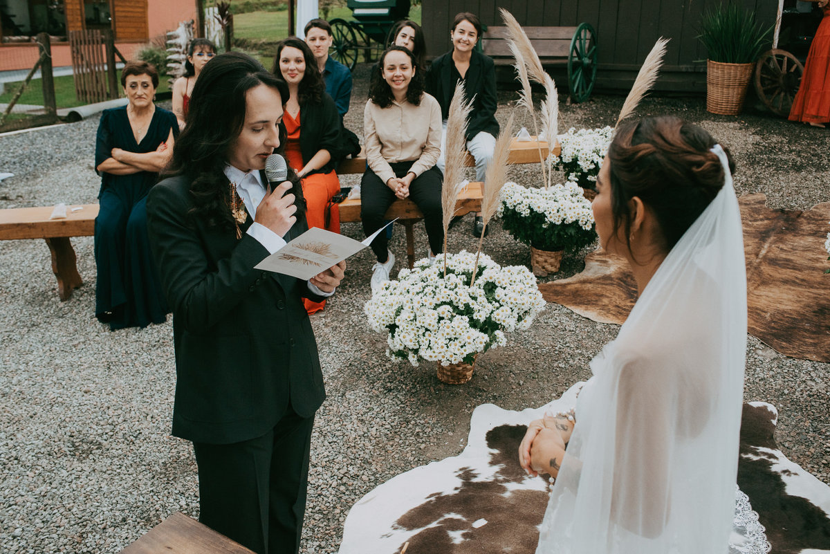 Troca de votos com vista, vento e emoção.