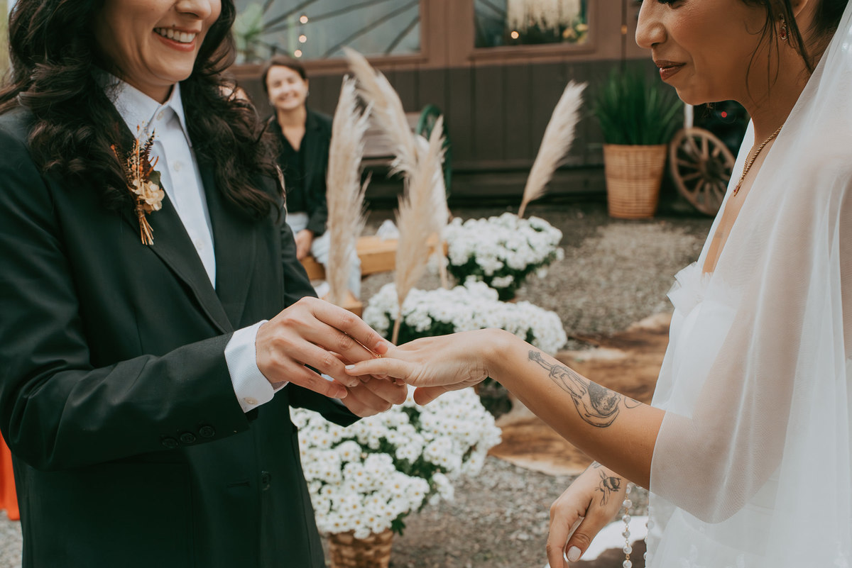 Um casamento gay ao ar livre com tudo que importa: conexão.