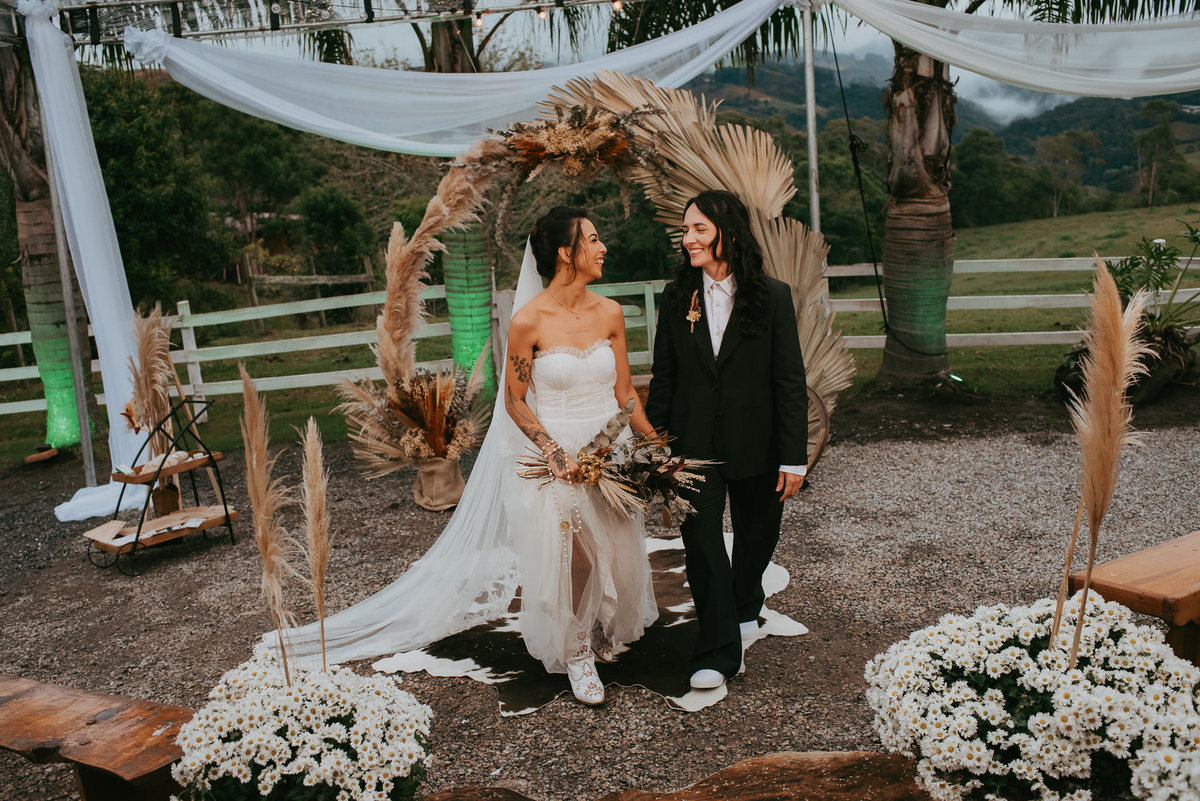 Casamento LGBT celebrado com simplicidade e intensidade.