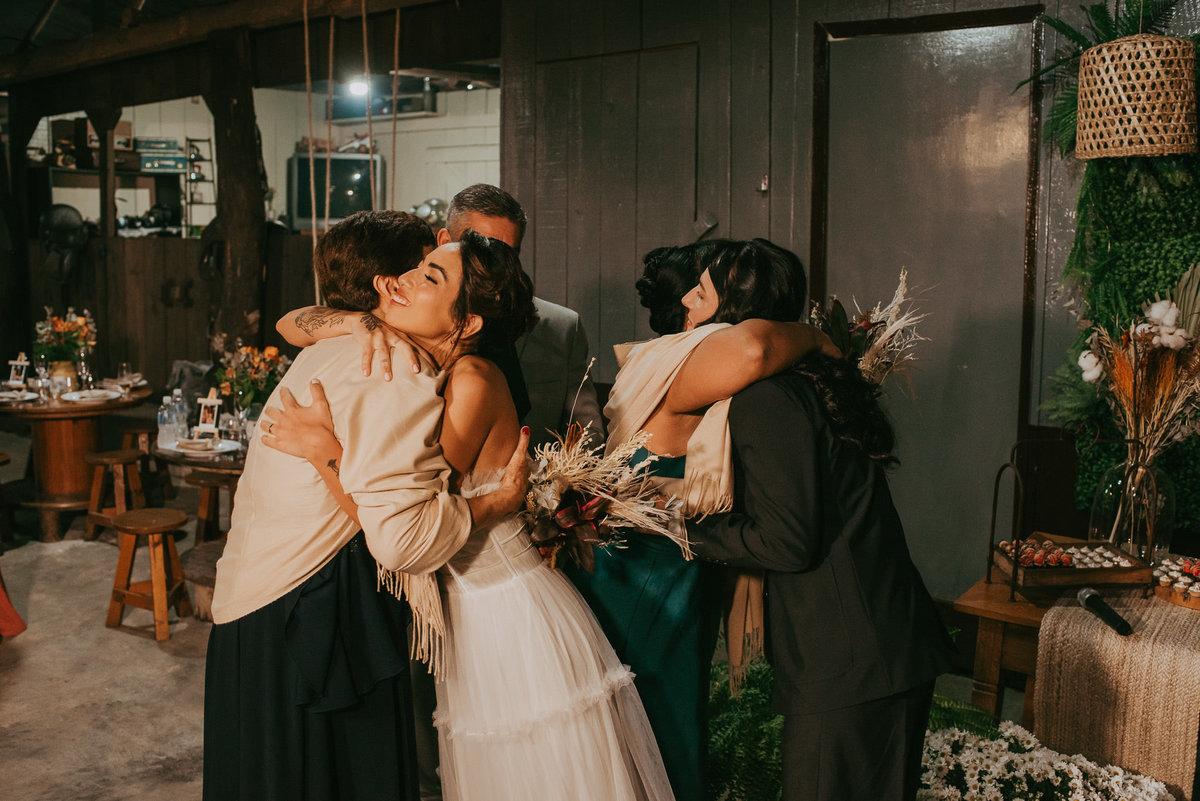 Casamento gay com final perfeito: amigos, conversa e alegria