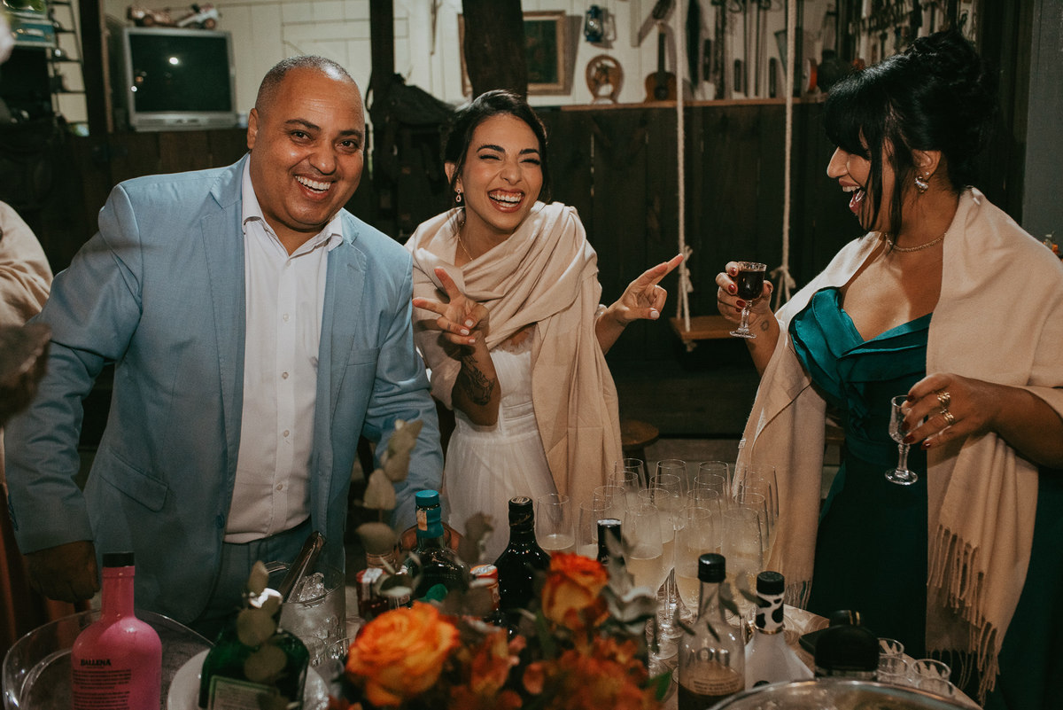 Casamento LGBTQIA+ com festa do jeito delas: leve, simples e feliz.