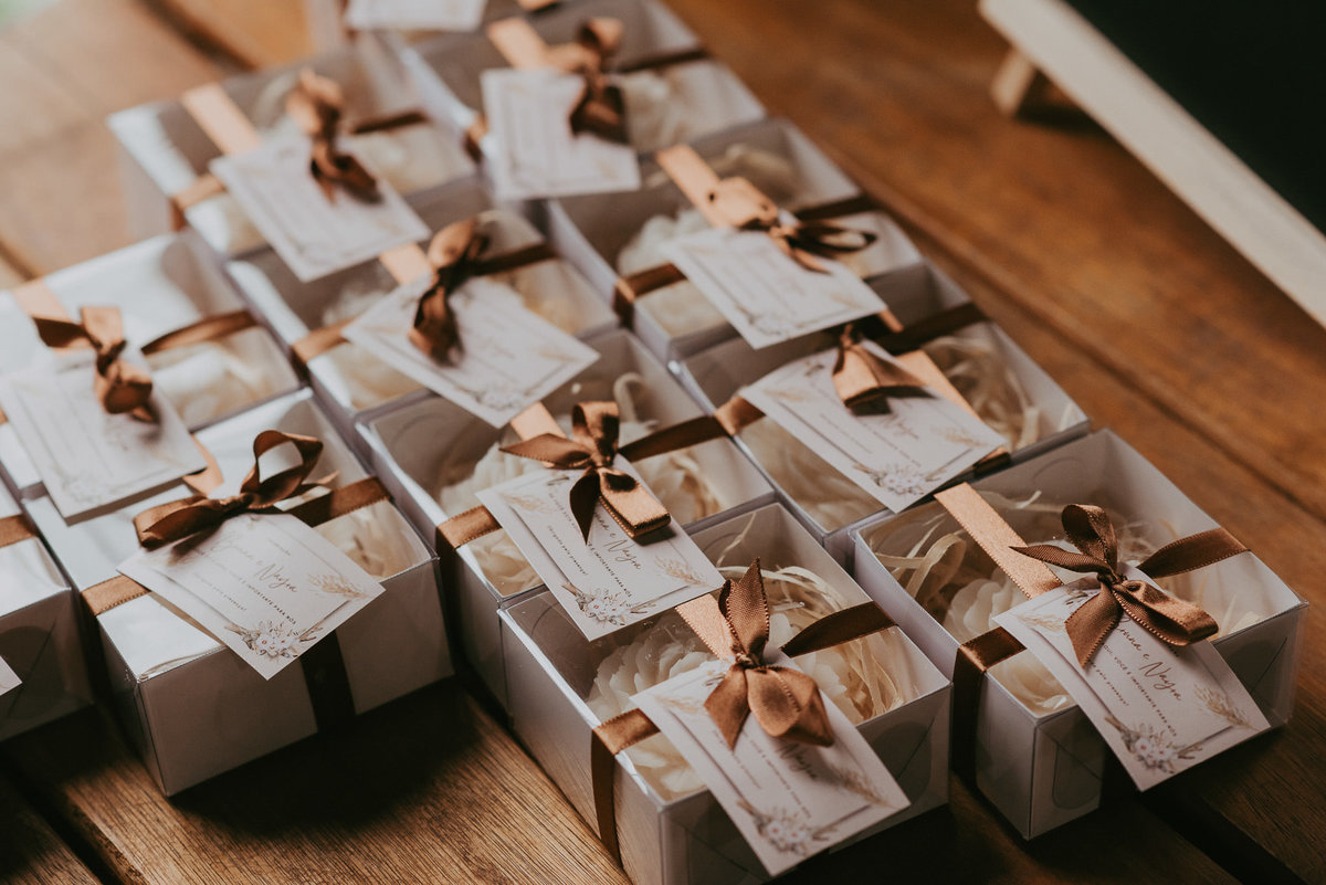 O início de um casamento LGBTQIA+ cheio de significado e afeto.