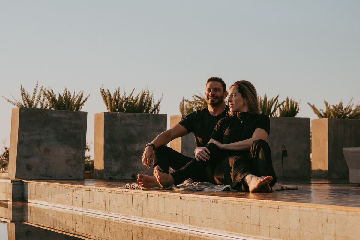 magens com mar de nuvens e conexão verdadeira entre o casal.