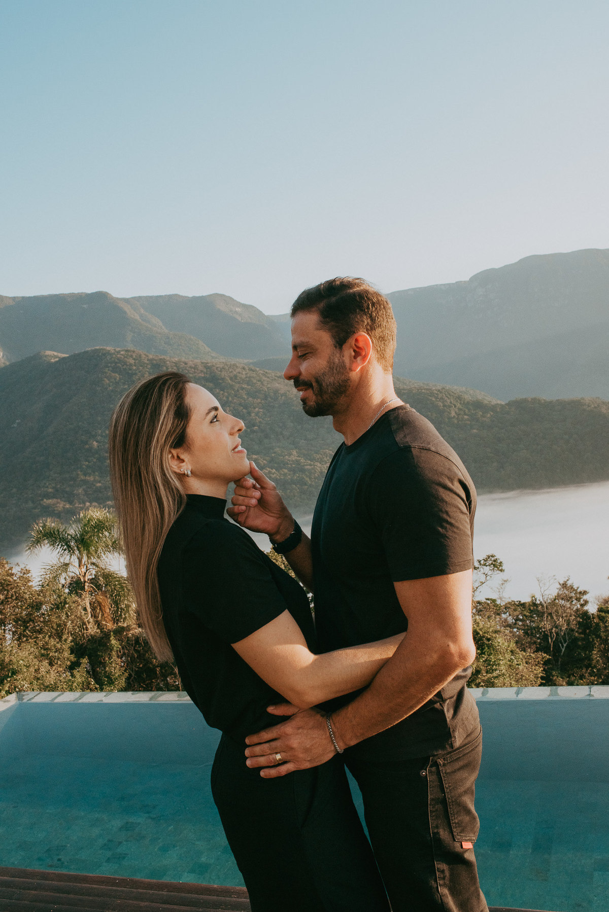 Detalhes da suíte 1 com casal apaixonado celebrando a trajetória.