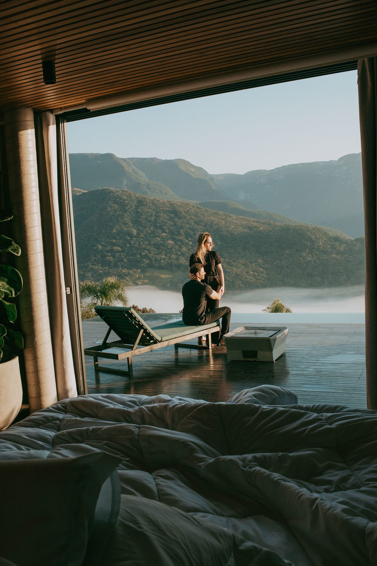 Ensaio romântico com paisagem de tirar o fôlego na serra.