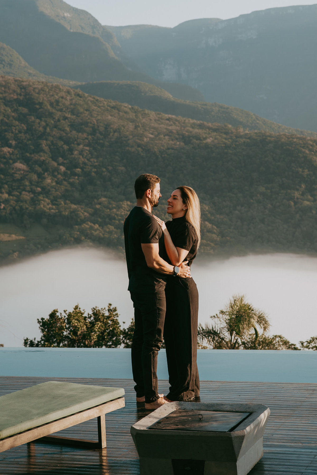 Ensaio ao nascer do sol com clima leve e conexão verdadeira.