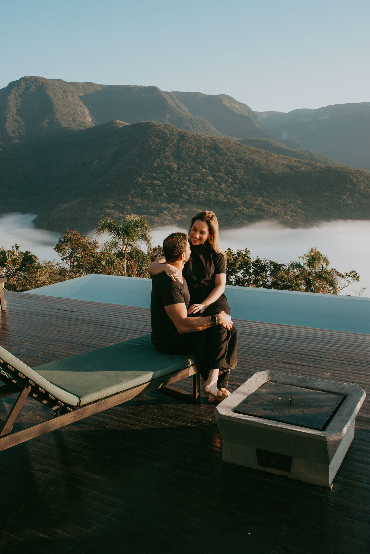 Final do ensaio no chalé 11 da Morada dos Canyons, com luz dourada.