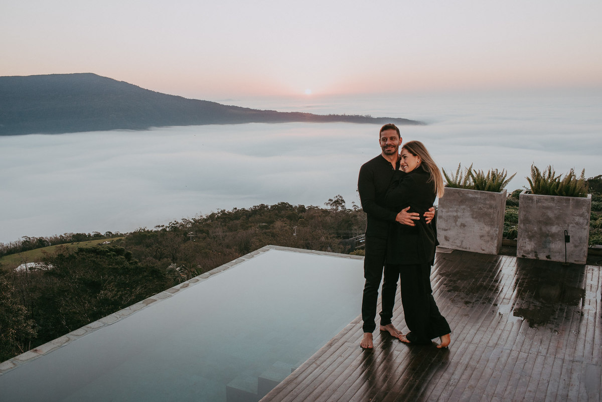 Larissa e Carlos celebrando 15 anos de casamento com um amanhecer inesquecível.