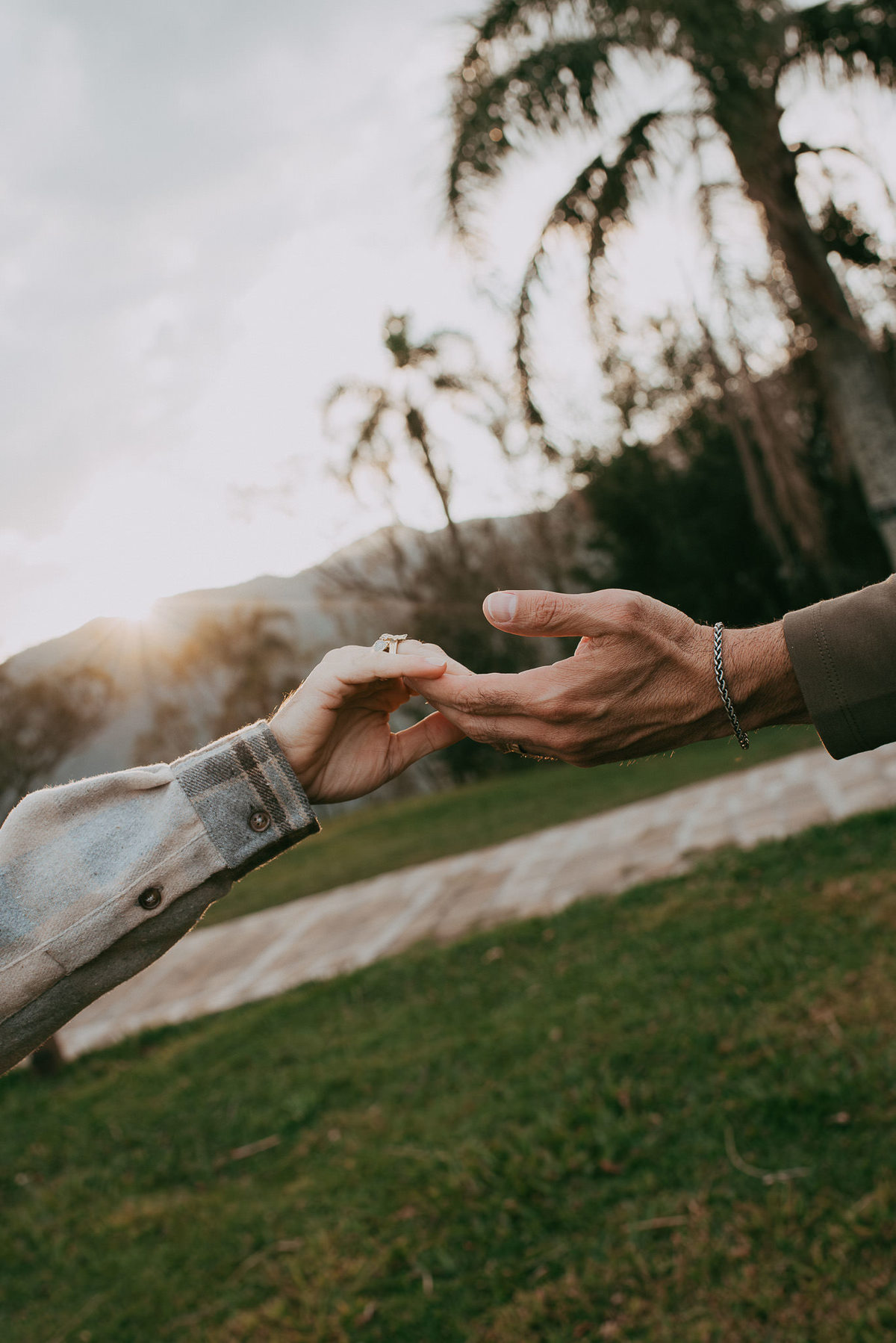 Registro de casal no chalé, com clima aconchegante e romântico
