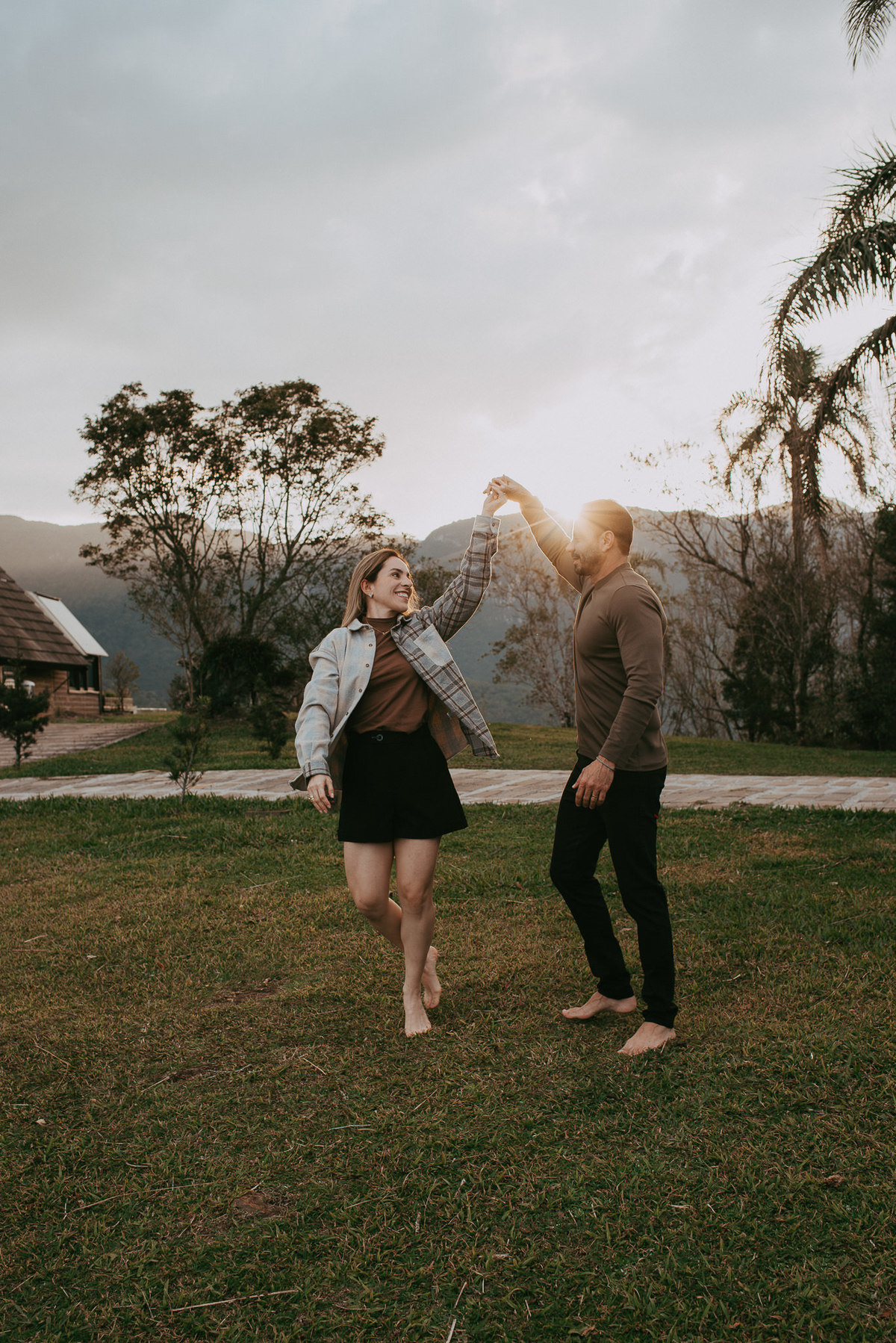 amor, paisagem e aconchego: combinação perfeita no ensaio de casal.