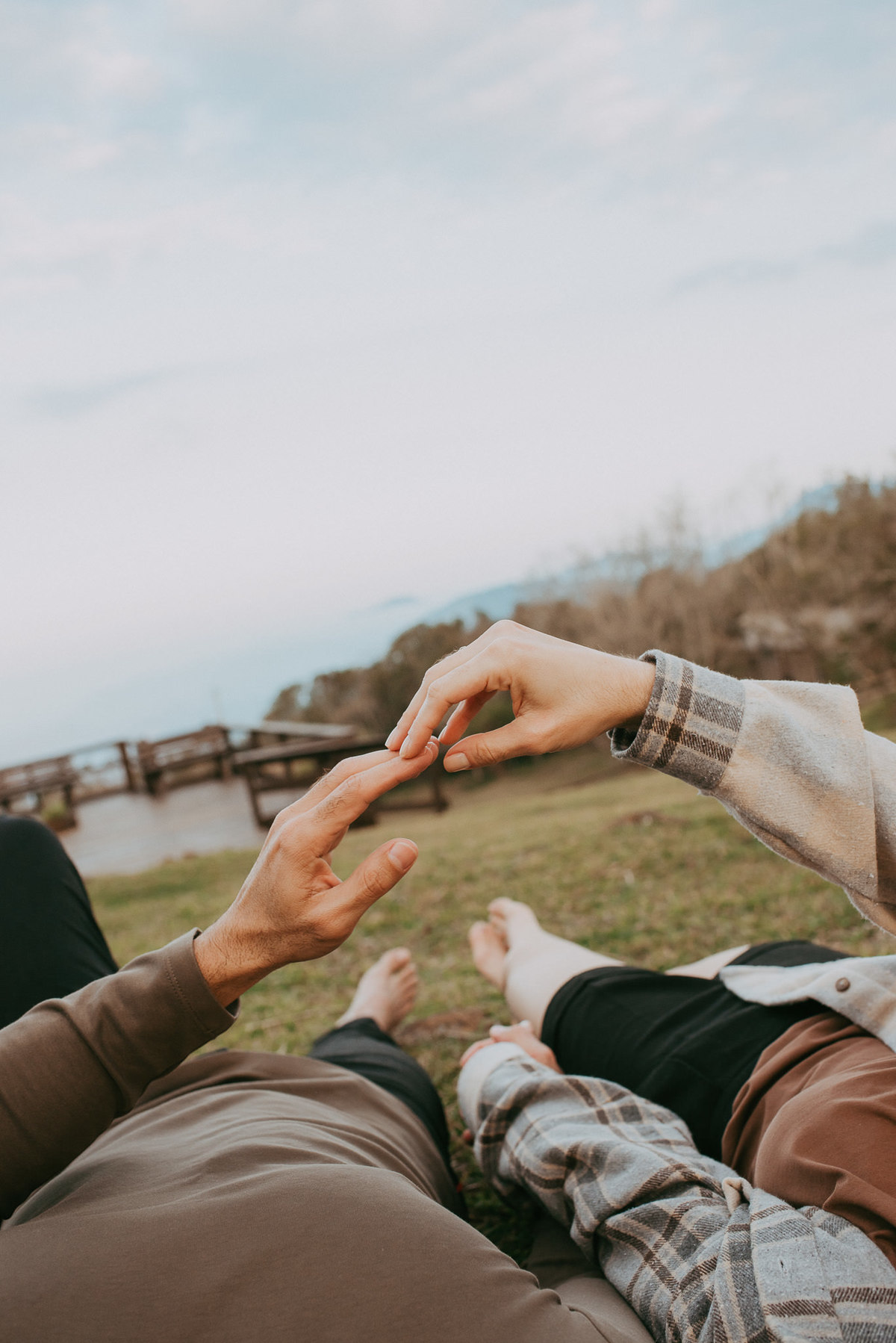 Larissa e Carlos curtindo o pôr do sol em meio à natureza.