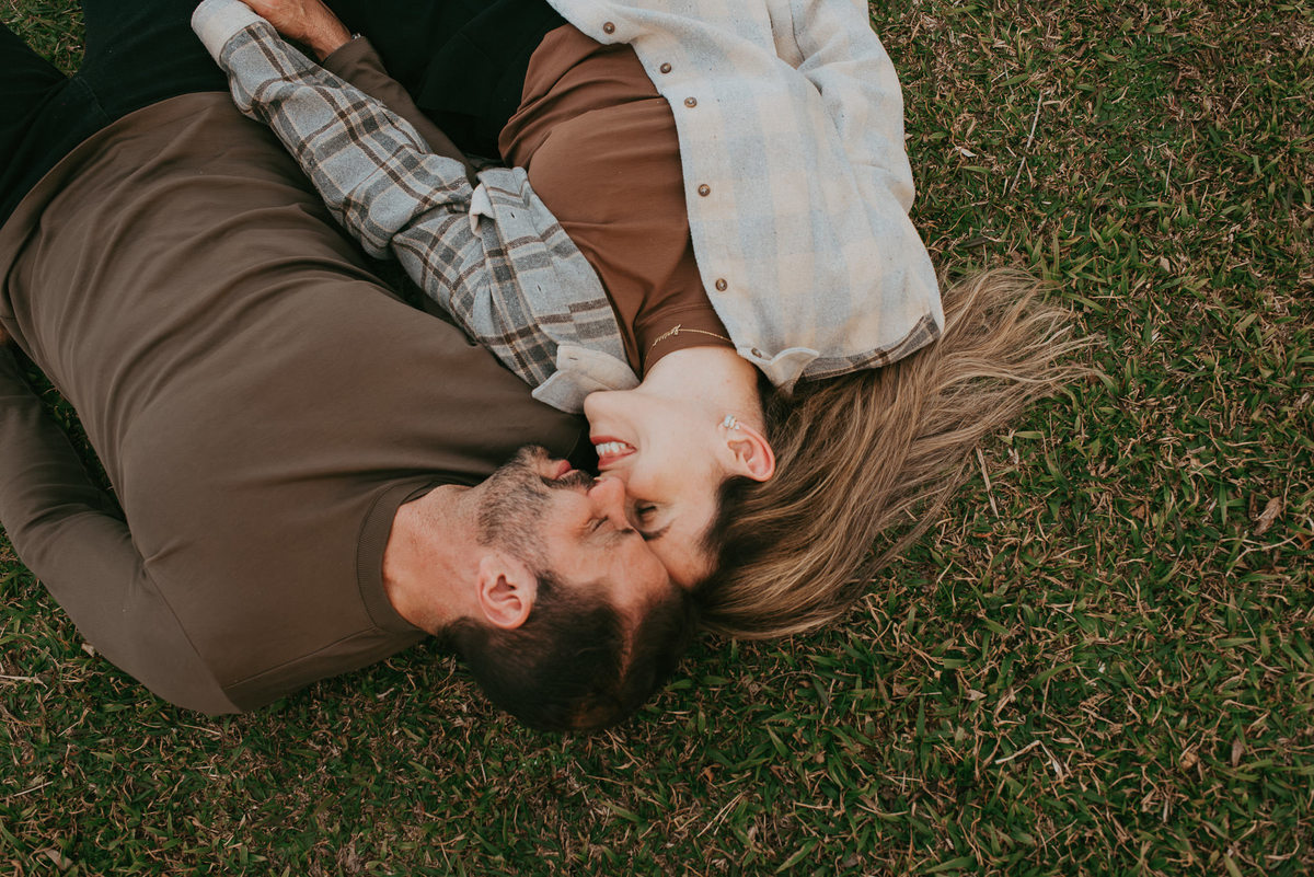 Fotos no chalé com luz suave, afeto e essência do casal.