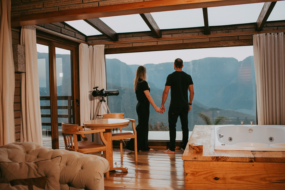 15 anos de casamento celebrados com fotos em meio à natureza.