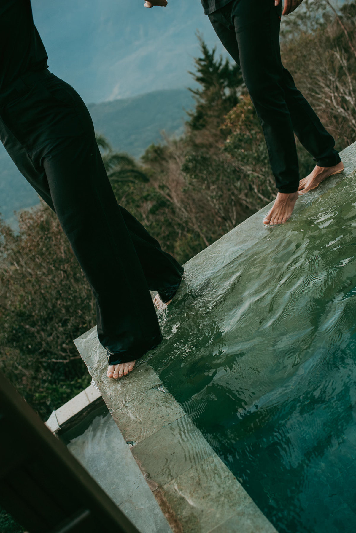 Momentos a dois em chalé na serra com atmosfera íntima e especial.