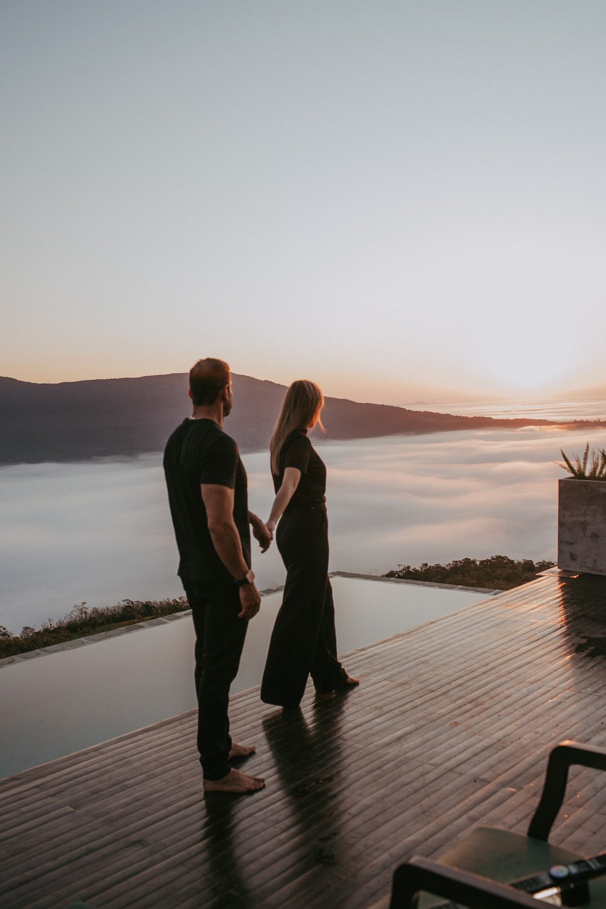 Fotografia de casal na Morada dos Canyons com luz natural e emoção.